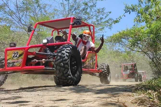 Buggy estacionado en la playa al atardecer