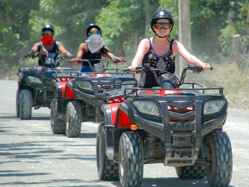 Rider recorriendo un sendero rural en ATV