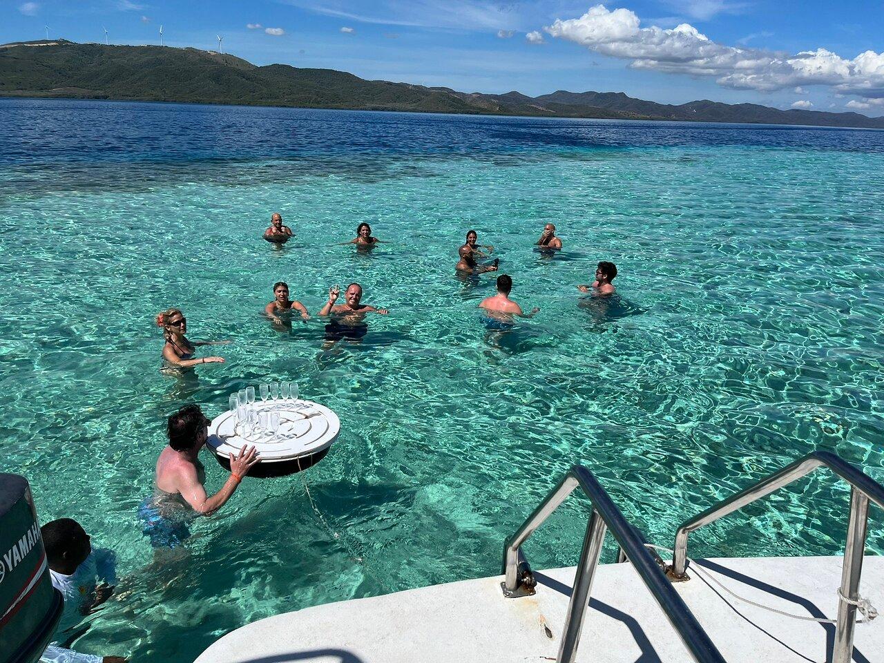 Playa de arena blanca y aguas turquesas