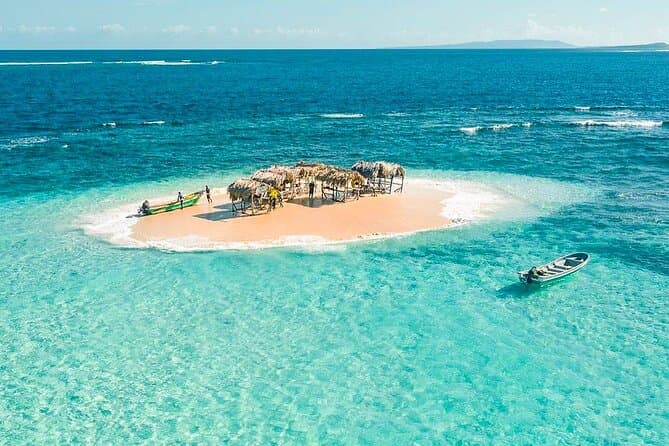 Isla coralina de Cayo Arena vista desde el mar